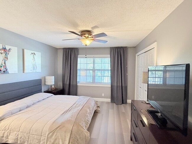 Building Photo - 4030 W Palm Aire Dr