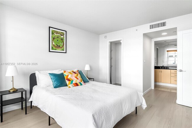 Building Photo - 6917 Collins Ave