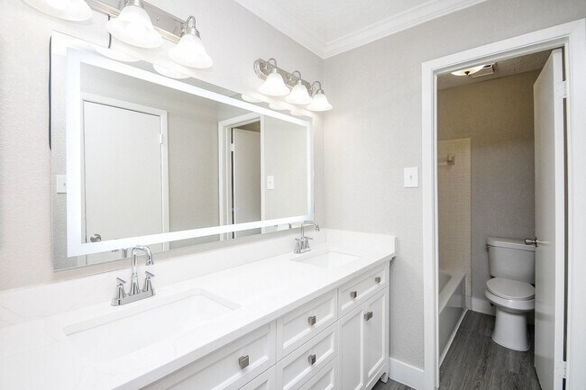 Building Photo - 15807 Los Altos Dr