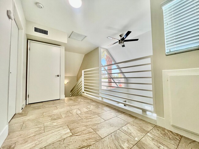 Building Photo - AVAILABLE NOW! 2 Bedroom / 2 Bathroom Cond...