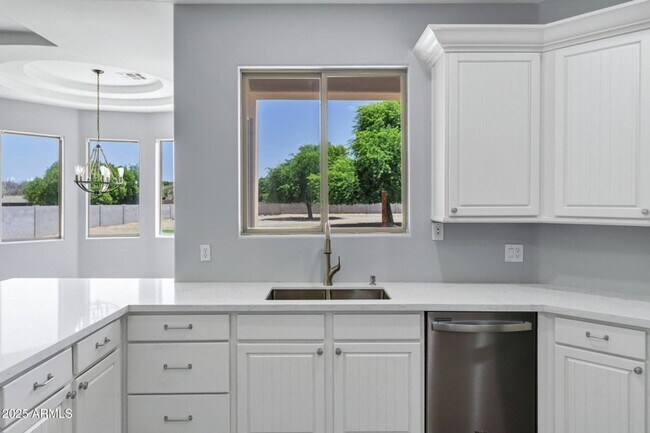 Building Photo - Gilbert 4 Bed & 3 Bath on HUGE LOT - Acre+...