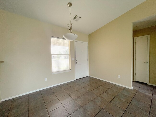 Building Photo - 824 Eric Cir