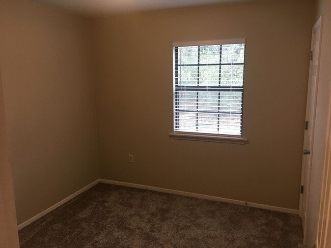 Building Photo - 3 Bed 1 Bath Home
