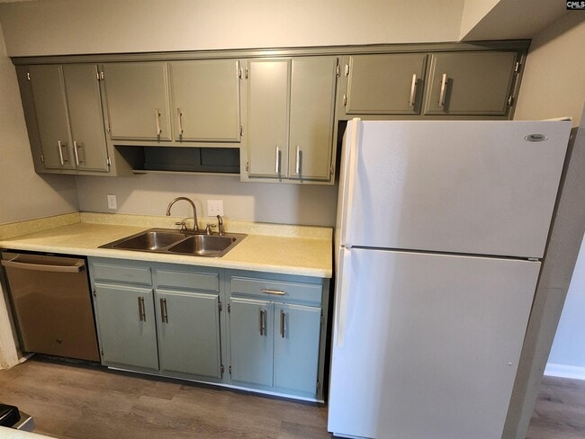 Building Photo - 721 Deerwood St