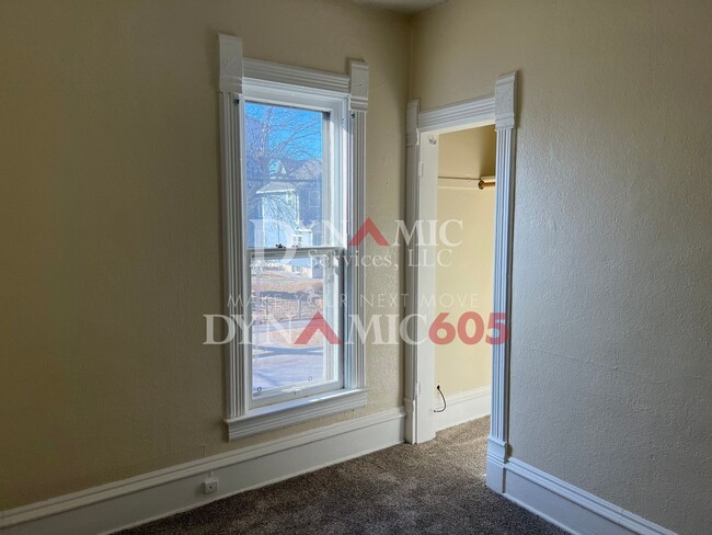 Building Photo - 422/424 W 12th St