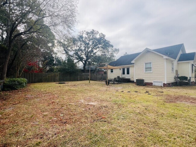 Building Photo - 208 Elmhurst Rd