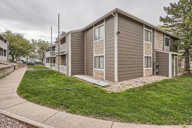Building Photo - Mid August Availability! Spacious 1,177 sq...