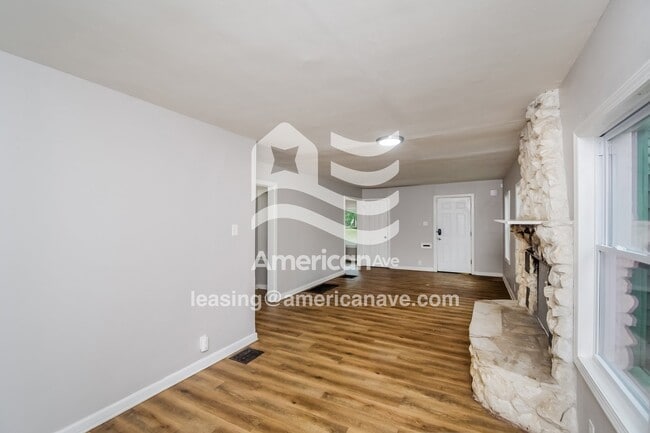 Building Photo - 3620 N Gladstone Ave