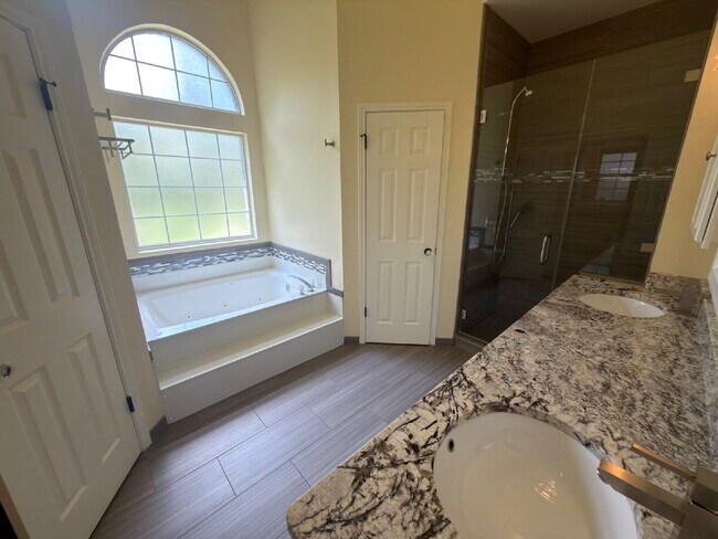 Building Photo - 3 bed 2 bath 2 car garage & pool.