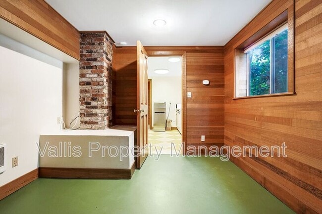 Building Photo - 2185 Trade St SE