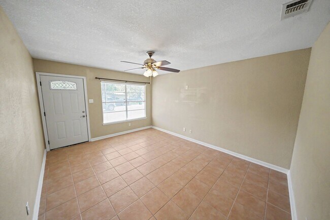 Building Photo - 823 Straight Ln