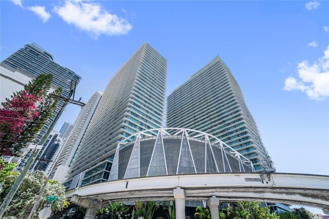 Building Photo - 1111 SW 1st Ave