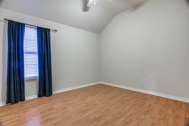 Building Photo - 2440 Harbour Dr