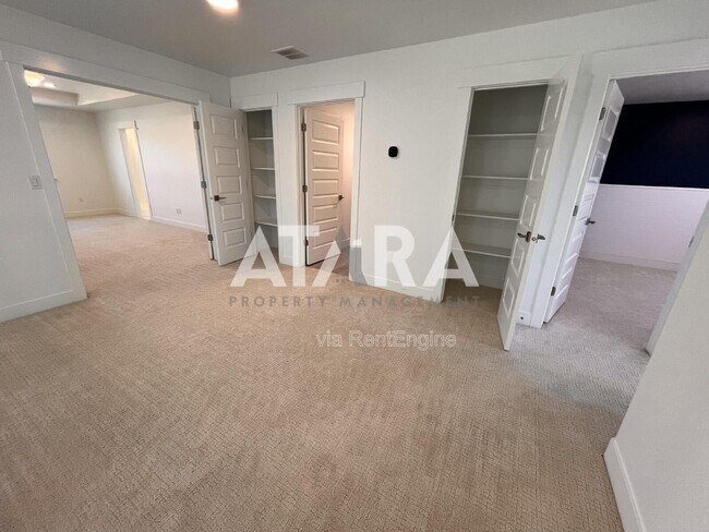 Building Photo - 909 Sagehill Dr