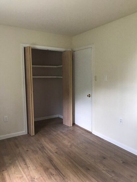 Building Photo - 10 Candlewood Ln