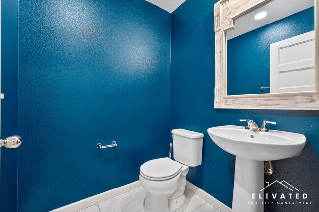 Building Photo - 611 Jade St