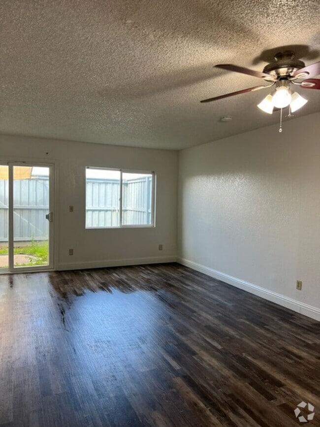 Building Photo - Charming Townhome