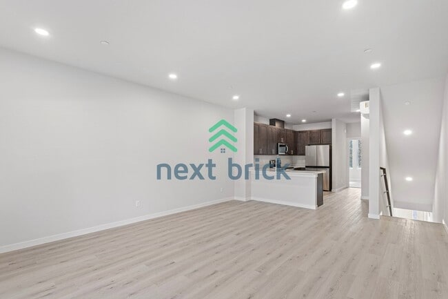Building Photo - "Spacious 3-Bedroom Luxury Townhouse in Everett with 3 Full Baths"