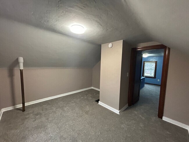 Building Photo - Private 2 bedroom 1 bath bungalow in Davenport