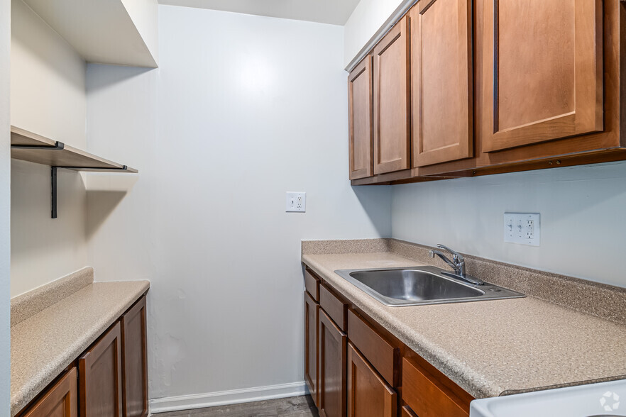 1BD, 1BA - 500SF - Kitchen - Maplewood Manor