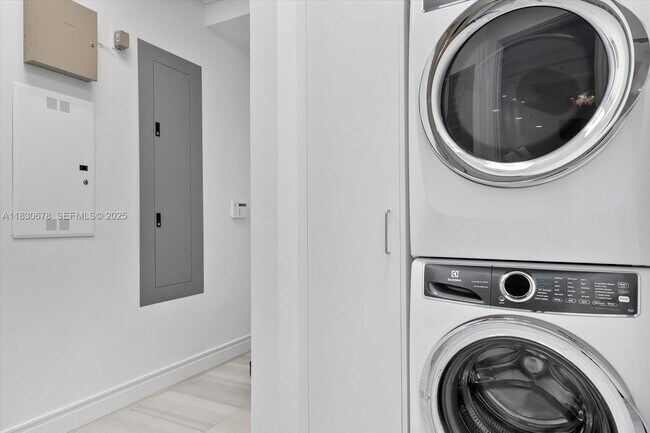 Building Photo - 17901 Collins Ave