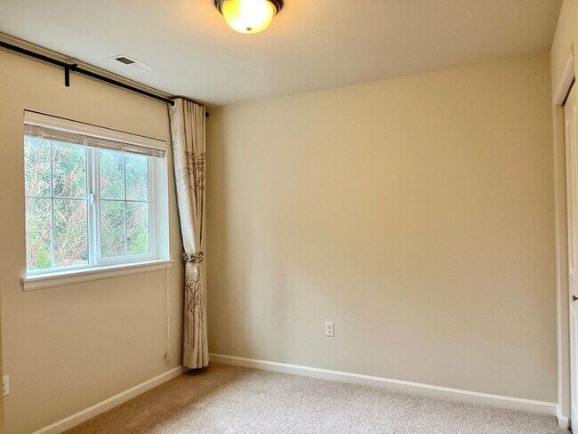 Building Photo - Spacious 5-Bedroom Home for Rent in Kenmore