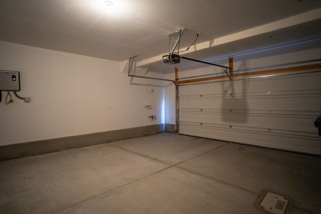 Building Photo - Modern 3-Bedroom, 3-Bathroom Home with Sma...