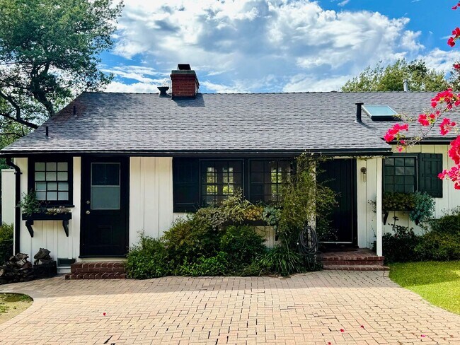 Building Photo - 2828 Laurel Canyon Pl