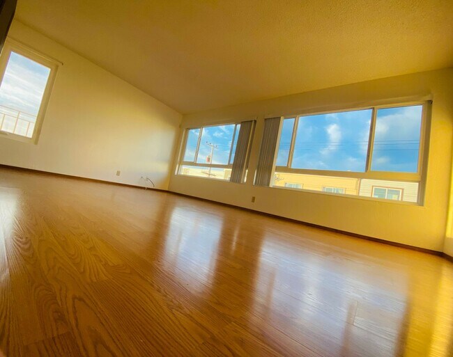 Building Photo - 262Price