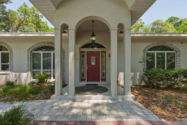 Building Photo - Must See Immaculate 3/2 Rainbow Springs with Lanai