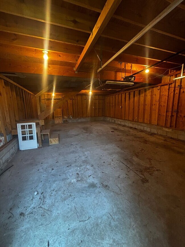 Building Photo - Brookside Charmer on secluded dead end street, just a 2 minute distance to restaurants, shopping ...
