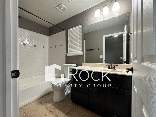 Building Photo - 4 Bedroom Home in Moore with All Appliance...