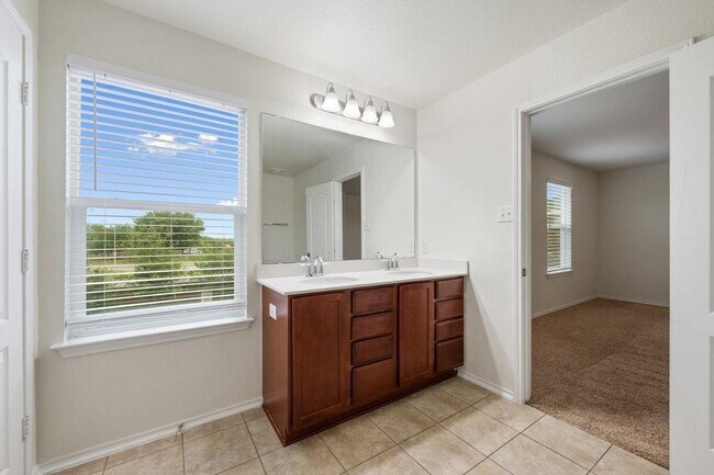 Building Photo - 10909 Helms Deep Dr