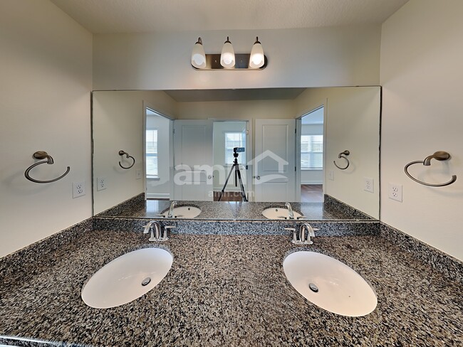 Building Photo - 3084 Creek Village Ln