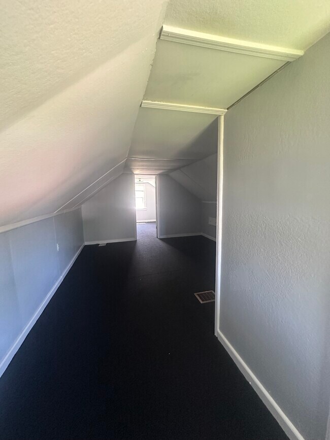 Building Photo - 529 Beecher St