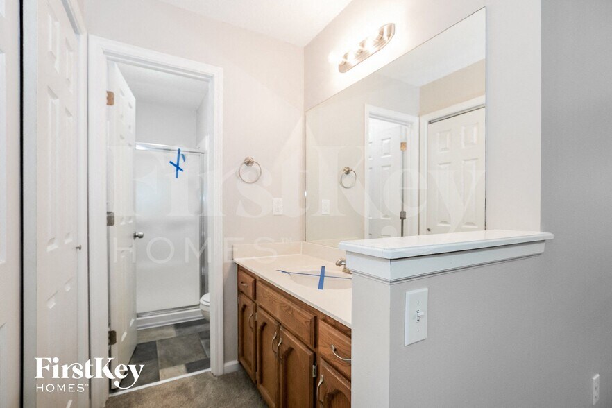 Building Photo - 1709 NE Auburn Dr