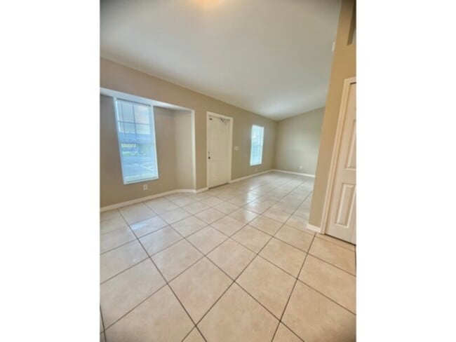 Building Photo - AVAILABLE NOW! l 2 Bed 2 Bath Located SE C...