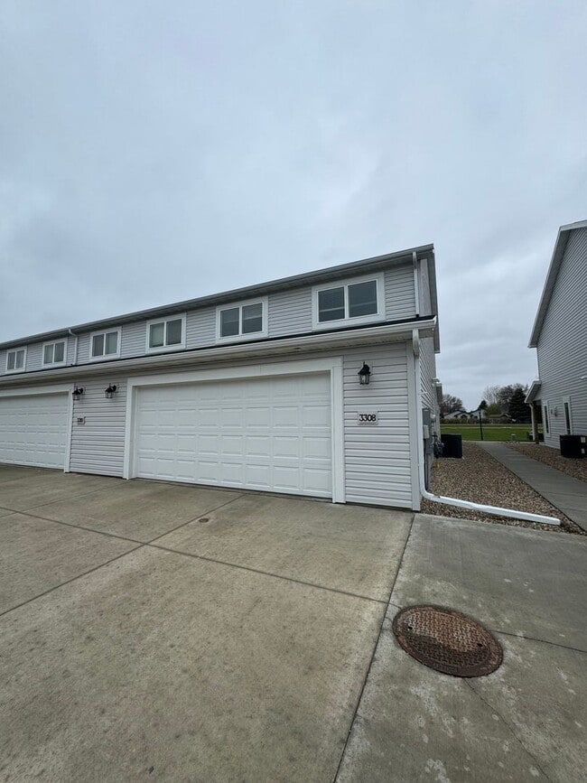Building Photo - Modern Townhome in South Bismarck Now Available!