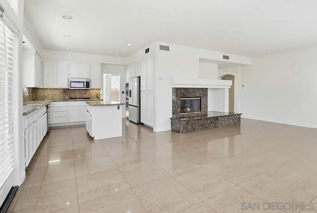 Building Photo - 1100 Corrales Ln