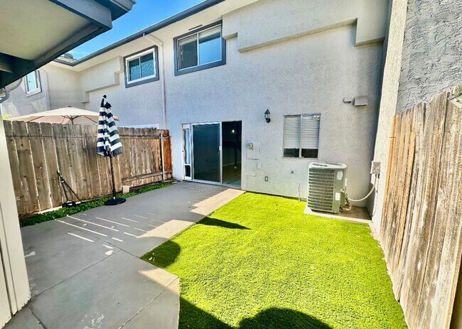 Building Photo - Stunning Townhome In Santee with Modern Fi...