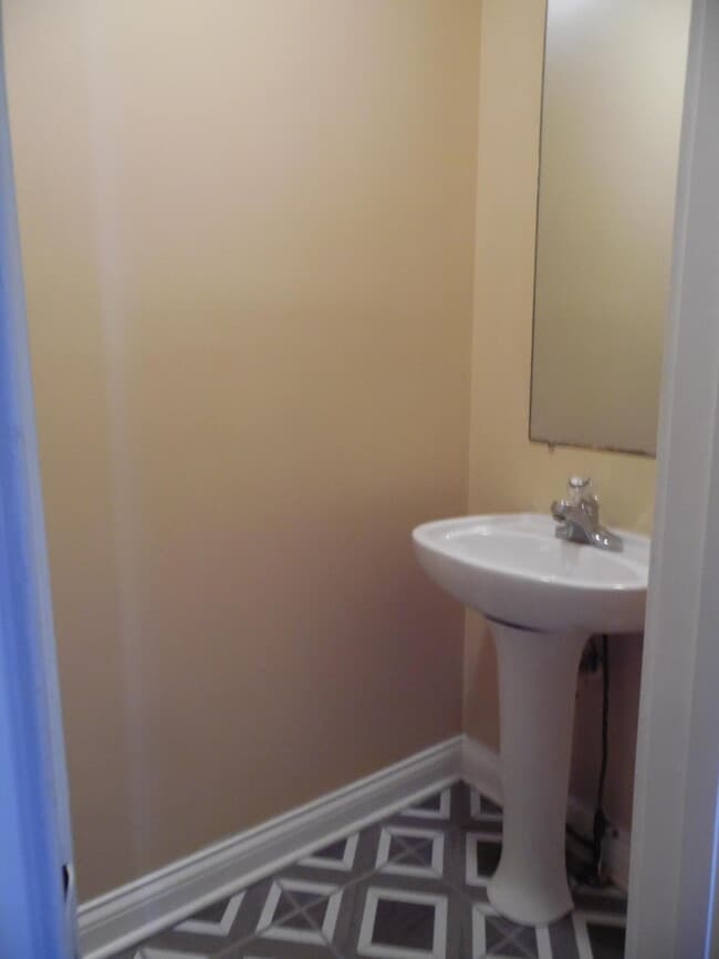 Building Photo - 925 Altamont Ct