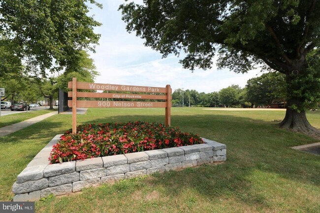 Building Photo - 748 Azalea Dr