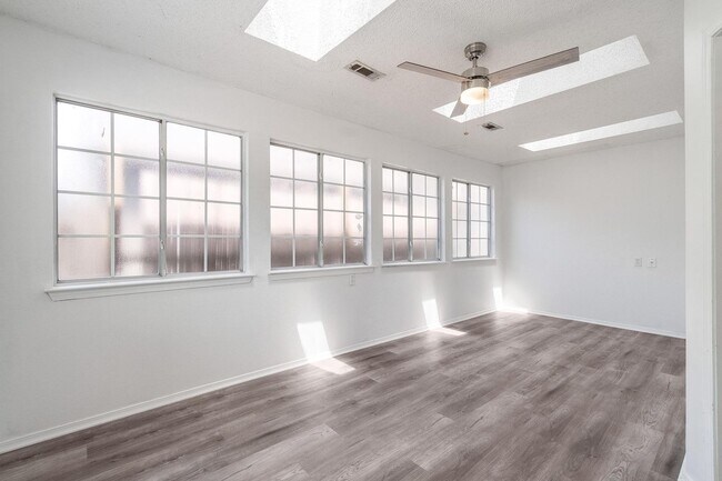 Building Photo - Spacious duplex in Fayetteville!