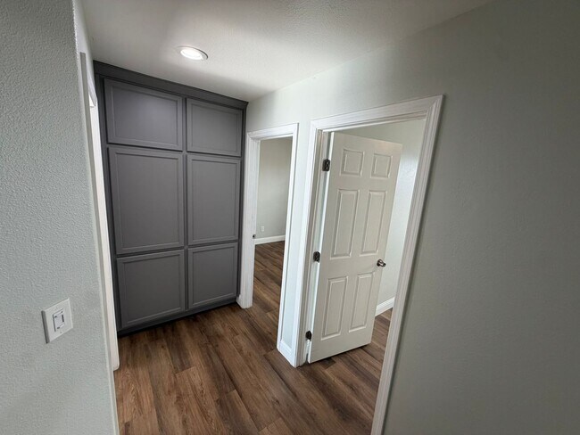Building Photo - 8267 Moorhaven Way