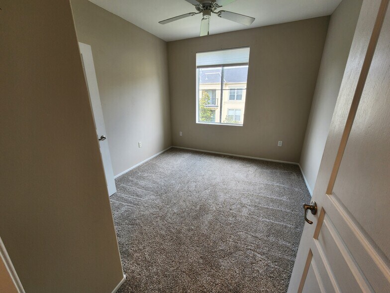 Building Photo - 2429 WATERMARKE Pl