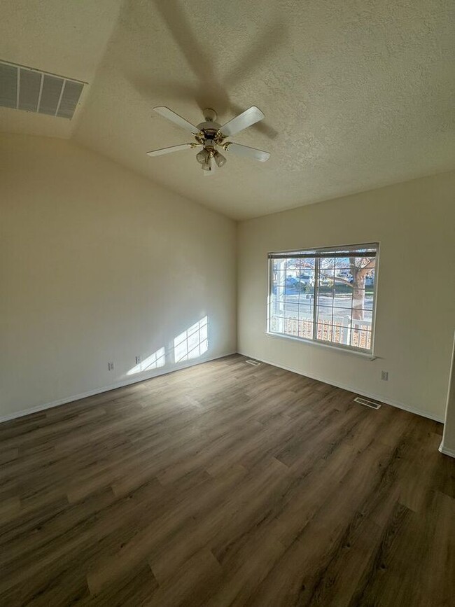 Building Photo - Bright Open Spacious Kuna Home!