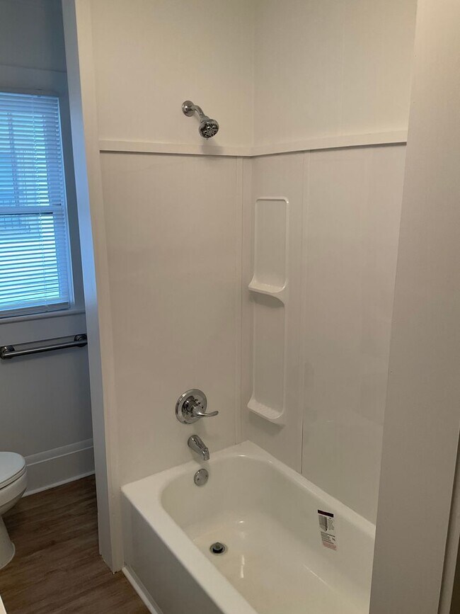 Building Photo - Move In Special Offered! PRICE REDUCED!