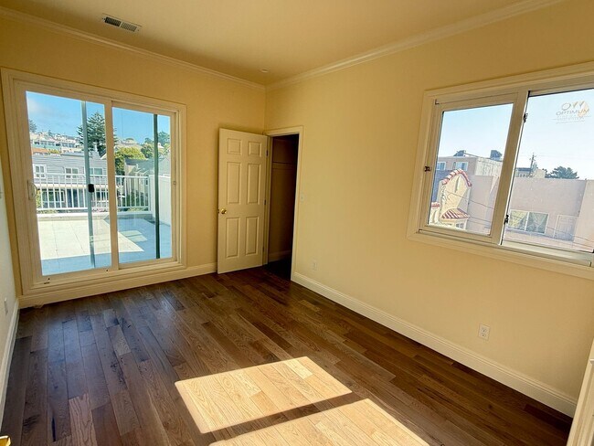 Building Photo - 220A-220A Sadowa St