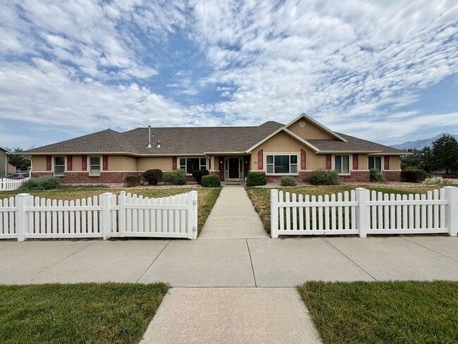 Building Photo - 961 Golden Pheasant Dr