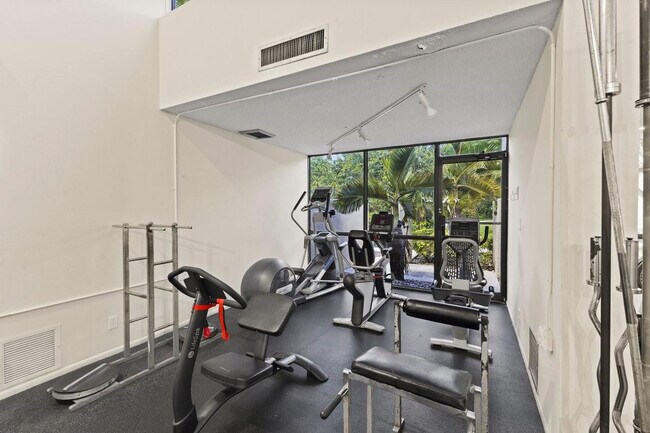 Building Photo - 2106 S Cypress Bend Dr